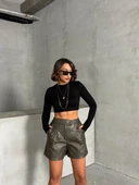 İki düğmeli pileli şort thumbnail 6