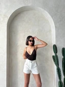 Kemer detaylı gabardin şort krem s25289 thumbnail 4