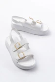 24413-572 Beyaz Günlük Dolgu Topuk Toka Aksesuarlı Kadın Sandalet thumbnail 3
