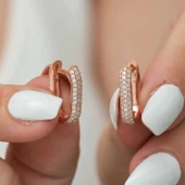 Gümüş Çift Taraflı Beyaz Taşlı J Bayan Küpe thumbnail 3