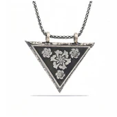 925 Ayar Gümüş Üçgen İçi Açılabilen Çiçek Muskalık Gümüş Kolye thumbnail 1