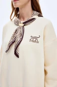 Quzu Fular ve Nakış Detaylı Kadın Sweatshirt - 8