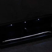 Gümüş Işıklı Kutulu 4 mm Beyaz Taşlı Su Yolu Kadın Bileklik thumbnail 1