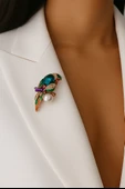 Kadın Renkli Zirkon Taşlı İnci Detaylı Papağan Broş thumbnail 1