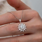 Gümüş Beyaz Manolya Çiçeği Kadın Kolye thumbnail 3