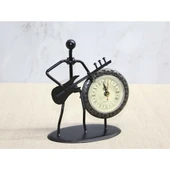 Metal Saatli Gitar Çalan Müzisyen thumbnail 1