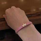 14 Ayar Altın Plakalı Harfe Özel Koyu Pembe Derili Taç Figürlü Hediye Bileklik-515 thumbnail 2