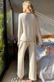Kadın Beyaz Örme Kumaş V Yaka Düğmeli Rahat Şık Pijama Takımı thumbnail 2