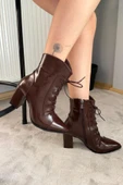 Kadın Cora Kahverengi Rugan Yandan Fermuarlı Bağcık Detaylı Kalın Topuklu Sivri Burunlu Bot - 1