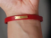 14 Ayar Altın Plakalı Harfe Özel Doğal Kırmızı Derili Dikdörtgen Figürlü Hediye Bileklik-548 thumbnail 2
