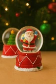 Yeni Yılın En Güzel Hediyesi Dekoratif Yılbaşı Led Işıklı 6,5 cm Noel Baba Figürlü Kar Küresi Hediye - 1