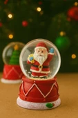 Yeni Yılın En Güzel Hediyesi Dekoratif Yılbaşı Led Işıklı 6,5 cm Noel Baba Figürlü Kar Küresi Hediye - 4