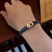 14 Ayar Altın Plakalı Harfe Özel Kalp Detaylı Oval Figürlü Doğal Siyah Derili Hediye Bileklik-557 thumbnail 2