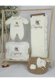 gros shop Müslin Yeni Doğan 4Katlı Organik %100Pamuk Kişiye Özgü Nakışlı Hastane Çıkış Seti (Ayıcık Model 4) thumbnail 2