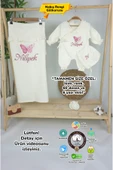 gros shop Müslin Yeni Doğan 4Katlı Organik %100Pamuk Kişiye Özgü Nakışlı Hastane Çıkış Seti (Çoklu Kelebek-2) thumbnail 1