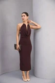 BOYUNDAN AKSESUARLI DEGAJE YAKA ELBİSE - 8