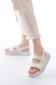 İnfon Ayakkabı Marketi 24413-572 Beyaz Günlük Dolgu Topuk Toka Aksesuarlı Kadın Sandalet thumbnail 2