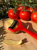 Solingen Pırıltılı Kırmızı Sapan Soyacak – Paslanmaz Alman Çeliği, Ergonomik Sap, Yüksek Keskinlik thumbnail 2