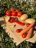 Solingen Pırıltılı Kırmızı Sapan Soyacak – Paslanmaz Alman Çeliği, Ergonomik Sap, Yüksek Keskinlik thumbnail 1