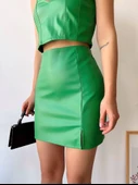 Tek yırtmaçlı arkadan fermuarlı deri etek yeşil thumbnail 5