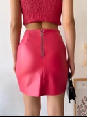 Tek yırtmaçlı arkadan fermuarlı deri etek fuşya thumbnail 4