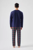 Erkek Pamuklu Göğüs Cepli Lacivert- Kırmızı Ekose Desenli Uzun Kollu Cep Detaylı Pijama Takımı thumbnail 2