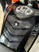 CF-450/MT İLE UYUMLU DEPO VE DEPO KAPAĞI KORUMA ULTIMATE 6D KARBON KAYDIRMAZ TANK PAD thumbnail 3