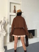 Kruvaze Yaka Düğmeli Kemerli Cepli Apoletli Kuşaklı Trençkot thumbnail 3