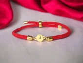 14 Ayar Altın Plakalı Harfe Özel Kırmızı Örgü İpli Yuvarlak Figürlü Hediye Bileklik-576 thumbnail 1