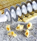 Pratik 9 Bıçaklı Mantı Kesme Merdanesi thumbnail 3