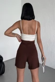 Tarz Ve Rahatlığı Bir Arada Sunan Yüksek Bel Esnek Likralı Krep Şort Kahverengi thumbnail 5