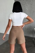 Zarif Ve Şıklığı Bir Arada Sunan Yüksek Bel Krep Esnek Çimalı Çizgili Şort Bej thumbnail 5