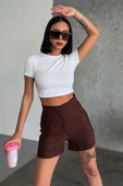 Zarif Ve Şıklığı Bir Arada Sunan Yüksek Bel Krep Esnek Çimalı Çizgili Şort Kahverengi thumbnail 2