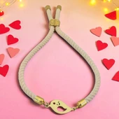 14 Ayar Altın Plakalı Harfe Özel Beyaz Örgü İpli Sevgi Kuşu Motifli Hediye Bileklik-611 thumbnail 1