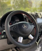 DİKİŞLİ DİREKSİYON KILIFI SİYAH DERİ KIRMIZI DİKİŞLİ MERCEDES SPRİNTER FOTODAKİ DİREKSİYON İÇİN thumbnail 1