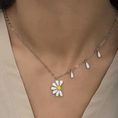 Gümüş Rodyum Papatya Seviyor Sevmiyor Bayan Kolye thumbnail 3