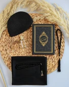 Hediyelik Termo Deri Yasin Seti – Örtü, Takke, Tesbih, Esans – Mevlit, Umre, Hac Hediyeliği thumbnail 4