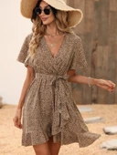 Kadın Kısa Kelebek Kollu Kruvaze Yakalı Belden Kuşaklı Kısa Desenli Süprem Elbise thumbnail 2