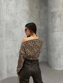 Kadın Leopar Desenli Düşük Omuzlu Bluz thumbnail 2
