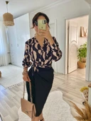 Kadın Uzun Kollu Kruvaze Yaka Dijital Baskılı Fiyonk Detay Atlas Kumaş Elbise thumbnail 11