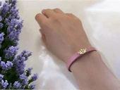 14 Ayar Altın Plakalı Harfe Özel Doğal Koyu Pembe Derili Taç Motifli Hediye Bileklik-624 thumbnail 2