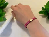 14 Ayar Altın Plakalı Harfe Özel Doğal Koyu Kırmızı Derili Taç Figürlü Hediye Bileklik-625 thumbnail 2