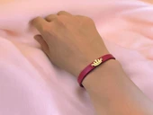 14 Ayar Altın Plakalı İsme Özel Taç Figürlü Doğal Koyu Kırmızı Derili Hediye Bileklik-625 thumbnail 2