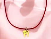 14 Ayar Altın Plakalı İsme Özel Kalp Detaylı Diş Figürlü Kırmızı Bağlıklı Hediyelik Kolye-627 thumbnail 1