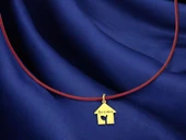 14 Ayar Altın Plakalı İsme Özel Ev Motifli Kırmızı Bağlıklı Hediyelik Kolye-628 thumbnail 1