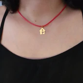 14 Ayar Altın Plakalı Harfe Özel Kırmızı Bağlıklı Ev Motifli Hediyelik Kolye-628 thumbnail 2