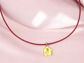 14 Ayar Altın Plakalı Harfe Özel Kırmızı Bağlıklı Ev Motifli Hediyelik Kolye-628 thumbnail 1