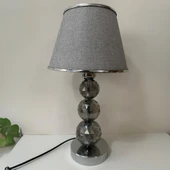 Mooncher Cam Gövdeli Krom Metal Abajur Gümüş Şeritli Gri Kumaş Başlık Gece Lambası thumbnail 4