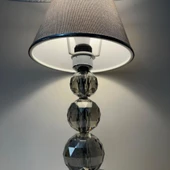 Mooncher Cam Gövdeli Krom Metal Abajur Gümüş Şeritli Gri Kumaş Başlık Gece Lambası thumbnail 2