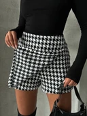 İki düğmeli kaz ayağı desen ch kumaş şort etek siyahbeyaz h26414 thumbnail 12